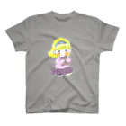 。のくまのぬいぐるみを抱きしめる女の子 Regular Fit T-Shirt