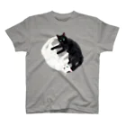 猫とやっし～ぃのアレコレの白猫黒猫 Regular Fit T-Shirt