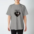 Love and peace to allの私は鉄の心臓を持っています スタンダードTシャツ