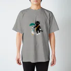 QROOVYの雨の日の黒猫くん Regular Fit T-Shirt