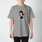 SUIMINグッズのお店の【中】海老の握り寿司を機嫌よく運ぶねこ Regular Fit T-Shirt