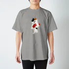 SUIMINグッズのお店の【大】まぐろの握り寿司を自慢げに運ぶねこ スタンダードTシャツ