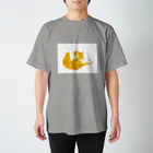 山大にゃんこ大作戦(YND)の毛繕い中のbigなきなこ(スタンダードTシャツ) Regular Fit T-Shirt