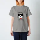 よもつ堂の赤いリボンのハチワレねこちゃん スタンダードTシャツ