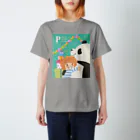 ニーヤ・アキのパンダとハグ Regular Fit T-Shirt