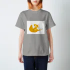 山大にゃんこ大作戦(YND)の毛繕い中のbigなきなこ(スタンダードTシャツ) Regular Fit T-Shirt