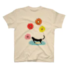 いっぷく処 てんてんの花の香りを嗅ぐ猫 Regular Fit T-Shirt