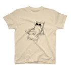 V Voca.のデッキチェアに座る猫 A スタンダードTシャツ