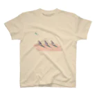 白い壁のlarvaloach-desert Regular Fit T-Shirt