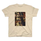 da_zzleeのあるカフェの壁 Regular Fit T-Shirt