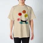 いっぷく処 てんてんの花の香りを嗅ぐ猫 スタンダードTシャツ