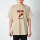 メシテロタイプ（飯テロTシャツブランド）のアメリカンドック（カレッジ風イラスト） Regular Fit T-Shirt