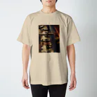 da_zzleeのあるカフェの壁 Regular Fit T-Shirt