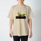 さとやま図案のコモンフラワーマンティス Regular Fit T-Shirt