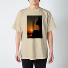 シッポ追いの猫写真店の猫と夕陽とテトラポッド Regular Fit T-Shirt