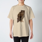 gomaphのこちらを観察するシマフクロウ Regular Fit T-Shirt