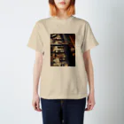 da_zzleeのあるカフェの壁 Regular Fit T-Shirt