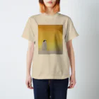 いずこの夕日の中の子ペンギン Regular Fit T-Shirt