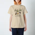 なつぐもアパレル／カレーちゃんグッズのキャンプでカレーを食べるカレーちゃん Regular Fit T-Shirt