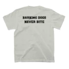 too muchの人間用の吠える犬は噛まない スタンダードTシャツの裏面