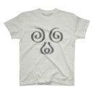 metao dzn【メタヲデザイン】のヲシテ文字「アウワ」（灰）  Regular Fit T-Shirt