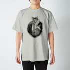 もっち（mocchi）の毛づくろいニャンコ(モノクロ) Regular Fit T-Shirt