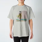 Kura88の海岸を歩く女性 Regular Fit T-Shirt