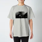 鐘真庵suzuri店のギターと猿 Regular Fit T-Shirt