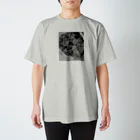 saraのバラの花束 Regular Fit T-Shirt