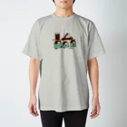 ちゃこぺん（SUZURI店）のサンドイッチを運ぶペンちゃん Regular Fit T-Shirt