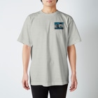 りおたのニュースの後ろに不審者が…！ Regular Fit T-Shirt