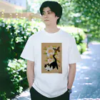 おちょぴの白い牡丹とハチワレ猫 Regular Fit T-Shirt
