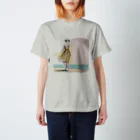 Kura88の海岸を歩く女性 Regular Fit T-Shirt