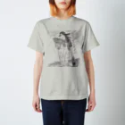 hiking_dressの花を抱えている女性 Regular Fit T-Shirt