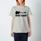 ベース会ONLINE SHOPのSTAY BASS（ブラック） Regular Fit T-Shirt