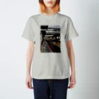 planetNITの電車待ち読書猫 Regular Fit T-Shirt