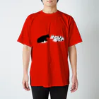 PoccaBocca–すかまるのおみせ–の黒勝ちの牛と白勝ちの牛 Regular Fit T-Shirt