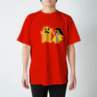 ねこ3兄弟洋服屋さんのおんなのことねこちゃんの踊り Regular Fit T-Shirt