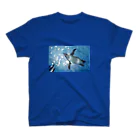 Sonna Kanjiのグッズの空飛ぶペンギン Regular Fit T-Shirt