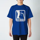 2BRO. 公式グッズストアの白「KNEE HEAL」濃色Tシャツ Regular Fit T-Shirt