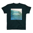 purring moreのIn late summer, on the sandy beach.  スタンダードTシャツ