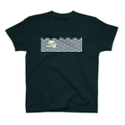 真希ナルセ（マキナル）の青海波に漂う柴犬（赤柴・クロール） Regular Fit T-Shirt