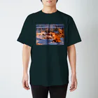 空屋　sorayakusakaの202201010715000　朝日の中のキタキツネ Regular Fit T-Shirt