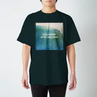 purring moreのIn late summer, on the sandy beach.  Regular Fit T-Shirt