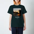yutriptのチェンマイの夕陽(濃い色のTシャツに合う白文字ver) スタンダードTシャツ