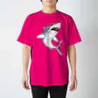 Cɐkeccooの凶暴につき注意！手描きサメ-水彩風 Regular Fit T-Shirt