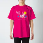SHUSHUSHUの『シュシュシュの娘』Tシャツ（ロゴ大） Regular Fit T-Shirt