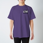 りおたのニュースの後ろに不審者が…！(無色 Regular Fit T-Shirt