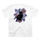 romaromaの薔薇と黒猫 Regular Fit T-Shirtの裏面