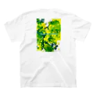 Loob Art Galleryの緑の日々 Regular Fit T-Shirtの裏面